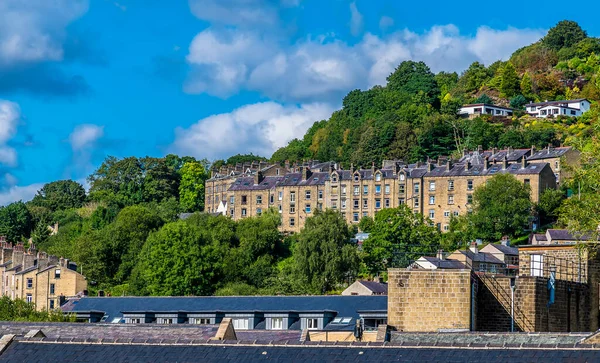 夏季英国约克郡Hebden桥谷地一侧的梯田建筑景观 — 图库照片