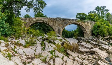Yaz mevsiminde Lune Nehri kıyısından İngiltere 'nin Kirby Lonsdale kentindeki Devils köprüsüne doğru bir manzara