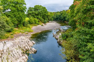 Yazın Kirby Lonsdale, Cumbria, İngiltere 'deki Lune Nehri' nin aşağısındaki Devils köprüsünden bir manzara