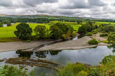 Lune Nehri 'nin aşağısında yazın Kirby Lonsdale, Cumbria, İngiltere' ye doğru bir manzara.
