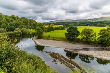 Yazın Kirby Lonsdale, Cumbria, İngiltere 'de Lune nehrinin aşağısında bir manzara