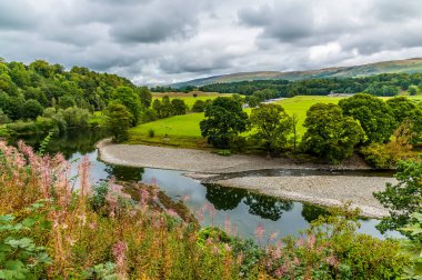 Lune Nehri üzerinde ve yazın İngiltere 'de Kirby Lonsdale, Cumbria' da bir kır manzarası