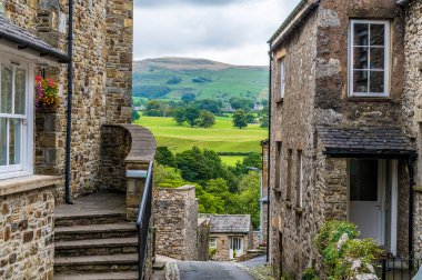 Yazın Kirby Lonsdale, Cumbria, İngiltere 'deki binalar arasındaki manzara