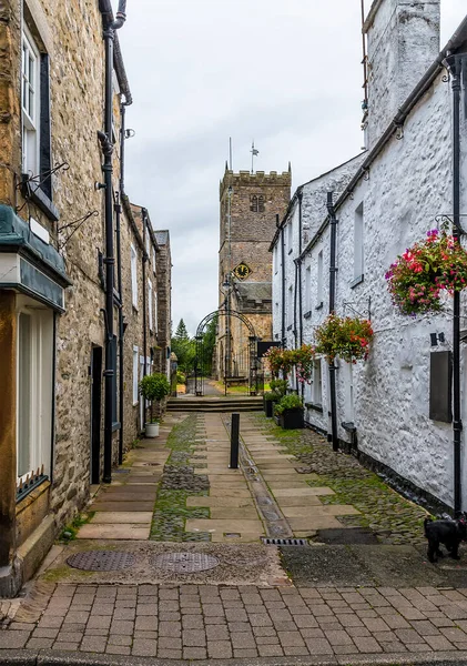 Blick Auf Eine Straße Richtung Kirche Kirby Lonsdale Cumbria Großbritannien — Stockfoto