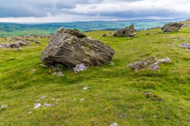 Yazın İngiltere 'nin Yorkshire, Ingleborough bayırlarındaki buzulların manzarası