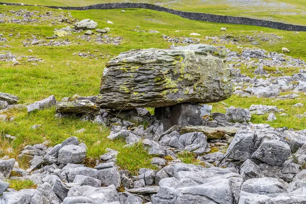 View Large Glacial Erratic Limestone Pavement Southern Slopes Ingleborough Yorkshire — Stock Photo, Image