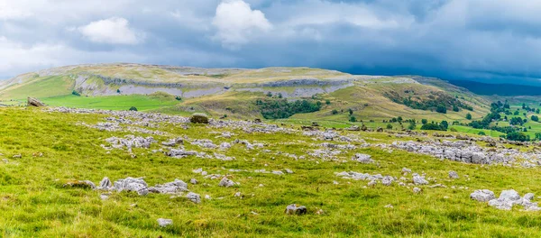 夏にはイギリスのヨークシャー州イングルボローの石灰岩の舗装と南斜面を横断する景色 — ストック写真