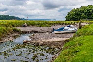 Kur 'an' ın aşağısındaki Taf Nehri 'ne doğru bir manzara, Pembrokeshire, Güney Galler' de bir yaz günü