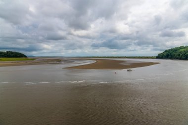 Laugharne, Pembrokeshire, Güney Galler 'de bir yaz günü, alçak gelgitte Taf nehrinin ağzında bir manzara.