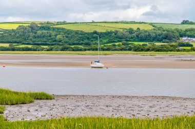 Laugharne, Pembrokeshire, Güney Galler 'de Taf nehrinin karşısından bir manzara