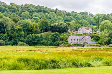 Laugharne, Pembrokeshire, Güney Galler 'e doğru tuzlu bataklıklar arasında bir manzara