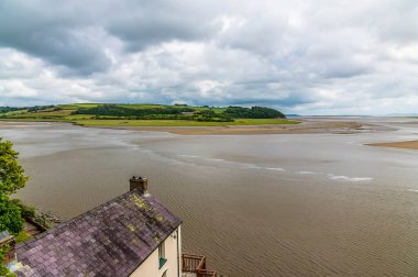 Güney Galler 'de, Pembrokeshire' de, bir yaz gününde, Taf halklarının ağzında Laugharne manzarası.