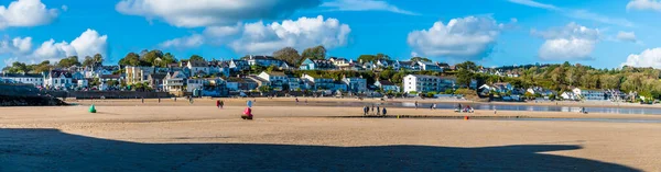 晴れた日に南ウェールズのサンダーズフットのフロントビーチのパノラマビュー — ストック写真