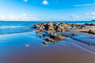 Güneşli bir günde Saundersfoot, Güney Galler 'deki kayalık Glen Sahili' nin düşük pozlu manzarası