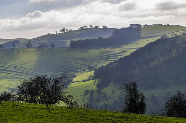 Güneşli bir sonbahar gününde İngiltere 'nin Wetton köyünün yamaçlarındaki toprak kaymasının görüntüsü