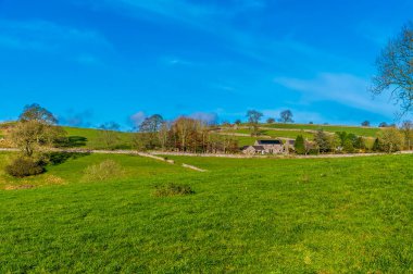 Güneşli bir sonbahar gününde İngiltere 'nin Wetton köyünün yanında kırsal bir manzara