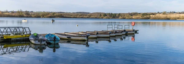 Utsikt Längs Bryggan Med Förtöjda Båtar Ravensthorpe Reservoir Northamptonshire Storbritannien — Stockfoto