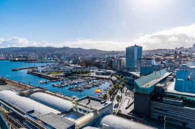 İspanya 'nın Vigo kentindeki yat limanından bir bahar günü deniz manzarası.