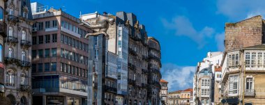 Vigo, İspanya 'nın eski mahallesinde bir bahar günü ana caddenin karşısındaki manzara.