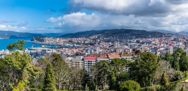 Castro kalesinin üst katlarından Vigo, İspanya 'da bir bahar günü şehre ve limana doğru bir manzara.