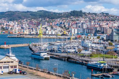 İspanya 'nın Vigo kentindeki yat limanından ilkbahar günü bir manzara.