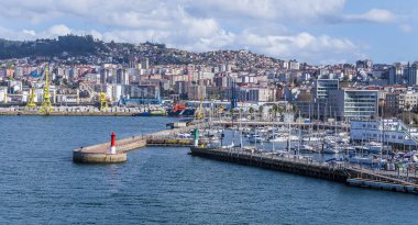 İspanya 'nın Vigo kentindeki yat limanına ve limana bakan gemi terminalinden bir görüntü.