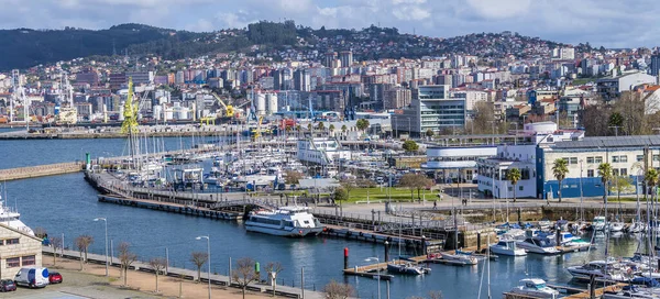 İspanya 'nın Vigo limanındaki gemi terminalinden bir bahar günü manzarası