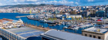 İspanya 'nın Vigo kentindeki yat limanından bir panorama manzarası.
