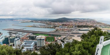 Bir bahar günü Cebelitarık pistinin üstündeki kayadan manzara.