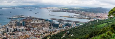 Kasabanın üstündeki kayanın manzarası ve Cebelitarık pisti bir bahar günü