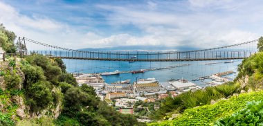 Bir bahar günü Gibraltar kasabasının üstündeki Windsor Askılık Köprüsü 'nün manzarası