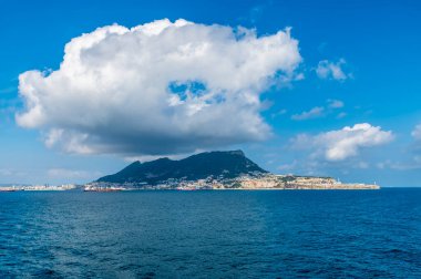 Gibraltar Körfezi 'nden bir bahar günü Levanter bulut oluşumunu gösteren kayaya doğru bir görüntü.