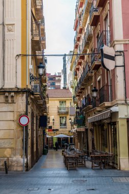 Alicante 'nin merkezinde bir bahar günü tipik bir ara sokak manzarası