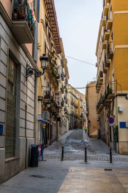 Alicante 'nin merkezinde bir bahar günü tipik dar bir sokak manzarası.