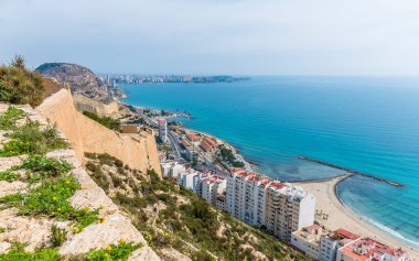 Alicante 'nin yukarısındaki Saint Ferran şatosundan bir bahar günü yerleşim alanının manzarası