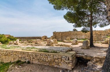 Bir bahar günü Alicante 'nin üzerindeki Aziz Ferran kalesinin surlarına doğru bir manzara.