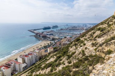 Bir bahar günü Alicante 'nin yukarısındaki Aziz Ferran şatosundan limana doğru bir manzara.