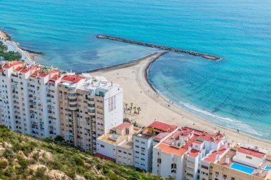 Sahil manzarası ve Alicante 'nin yukarısındaki Saint Ferran şatosundan evler.