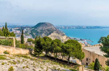 Bir bahar günü Alicante sahilindeki Aziz Ferran şatosundan bir manzara.