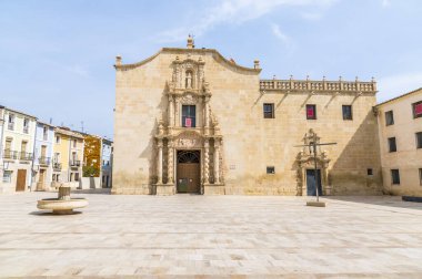 Bir bahar günü Alicante 'nin dışındaki Santa Faz Manastırı' na doğru bir manzara.