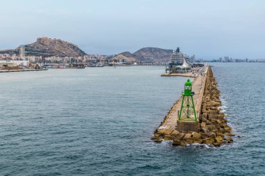 Alicante 'nin dış liman duvarı boyunca bir bahar günü