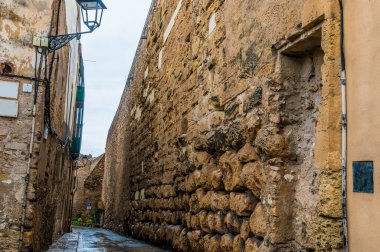 Bir bahar günü Tarragona şehrindeki antik Roma duvarı boyunca bir manzara.