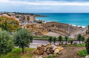 Bir bahar günü, Tarragona şehrindeki antik Roma amfitiyatro kalıntılarına bakan bir manzara.