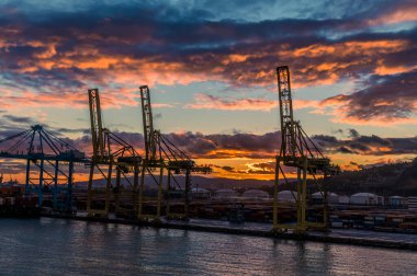 Bahar günü gün batımında Barselona limanına doğru bir manzara.