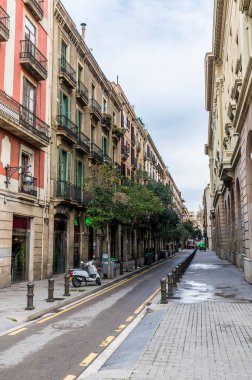 Bahar günü Barcelona 'da Rambles' ın bir yan sokağının manzarası.
