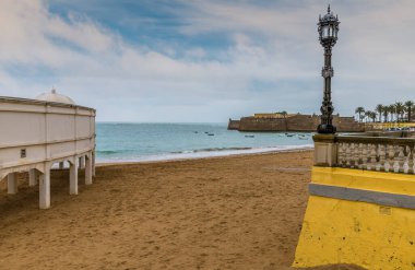 Bir bahar günü Cadiz şehrindeki kale plajında bir manzara.