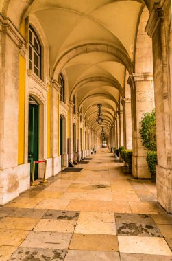 Lizbon şehrinde bir bahar günü Alfama distict 'te bir koridor manzarası.