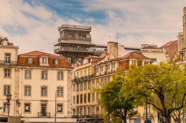 Bir bahar günü Lizbon 'daki Alfama distiksindeki Kutsal Fuar asansörüne doğru bir manzara.