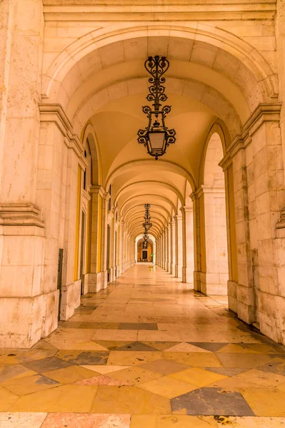 Lizbon 'da bir bahar günü Alfama distict' te bir koridorda yuva yapmış tavanların manzarası.