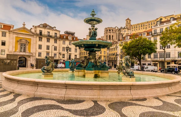 Lizbon şehrindeki Alfama 'da bir bahar günü Merkez Meydanı manzarası